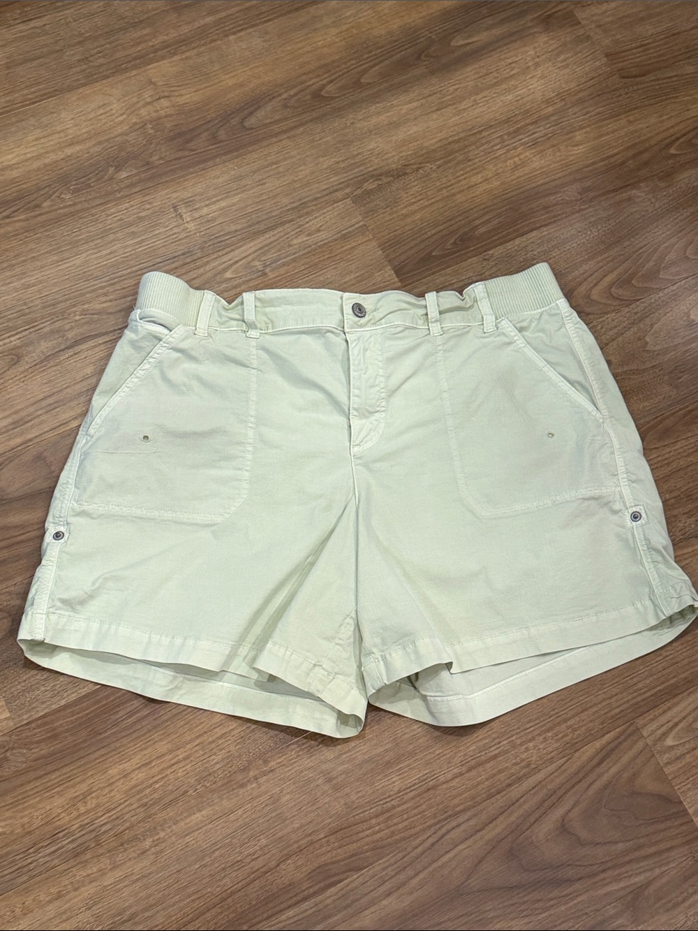 American Eagle women’s Casual elastic waist Shorts - in lime